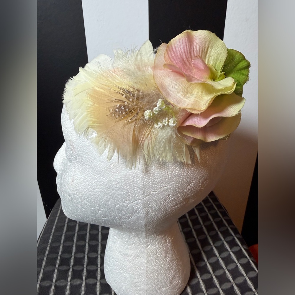 NWOT Pastel Flower & Feather Hair Clip